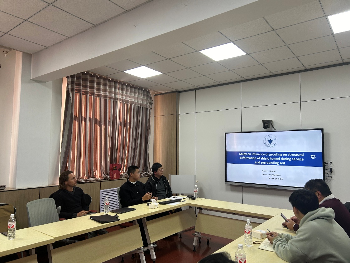 会议室里的人们AI 生成的内容可能不正确。